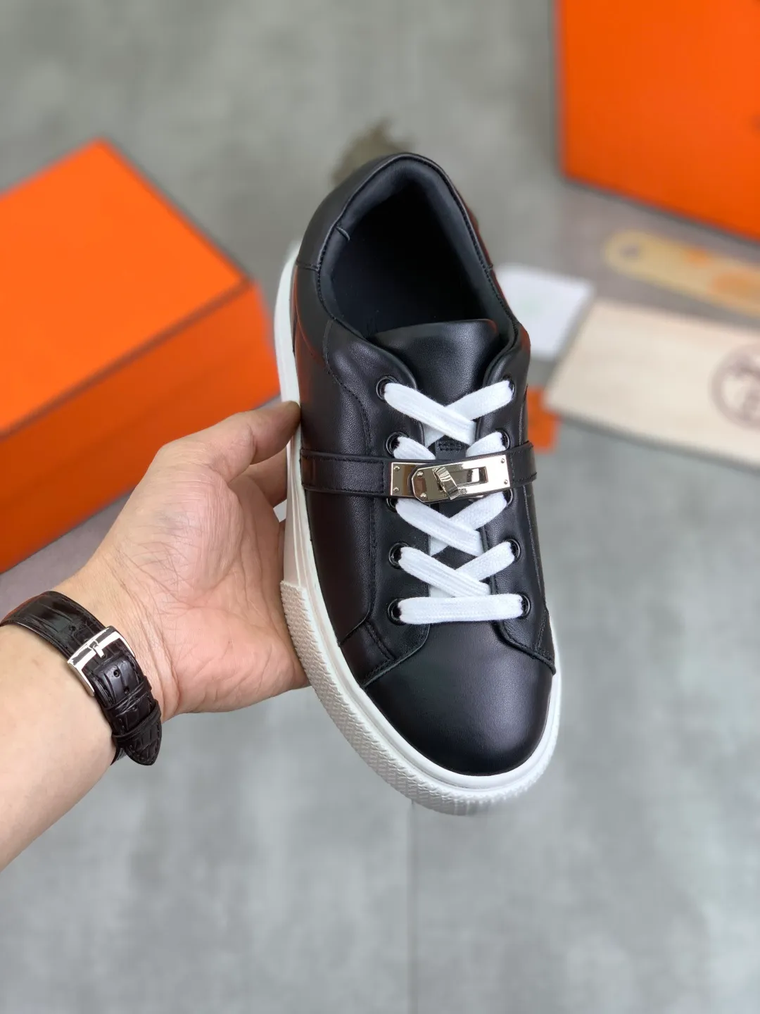 Men's men's shoes 💰P640 New Hermes top version Hermès classic couple style #𝐊𝐞𝐥𝐥𝐲 buckle casual white shoes skateboard shoes that will not conflict with shoes at all. Full of unknowns, Hermès rarely produces flat casual shoes and they are paired with classic palladium-plated Kelly shoe buckles! You'll fall in love with it at first sight. It's super versatile and can be worn with any skirt or pants. 🉑️Close your eyes and wear it. It's super noble. Fabric: Specific cowhide/canvas material. Lining: Sheepskin lining. Outsole: Original molded TPU outsole. Size: 35-45.